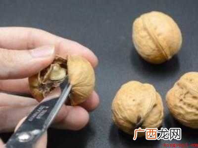 怎样判断核桃已不能吃的具体操作步骤 怎样判断核桃已不能吃