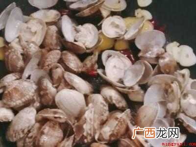 炒花蛤需要什么配料的具体操作步骤 炒花蛤需要什么配料