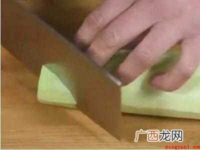 茄子滚刀块怎么切的具体操作步骤 茄子滚刀块怎么切