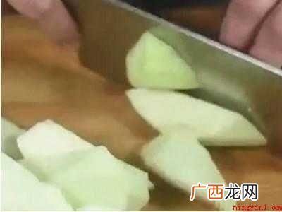 茄子滚刀块怎么切的具体操作步骤 茄子滚刀块怎么切