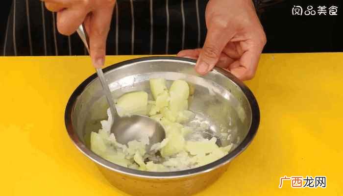 火腿肠切丁的做法步骤图 炸土豆饼的做法，炸土豆饼怎么做