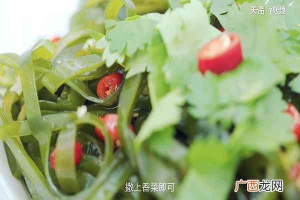 海带丝300克、小米椒2个、蒜3瓣、香菜 凉拌海带丝的做法
