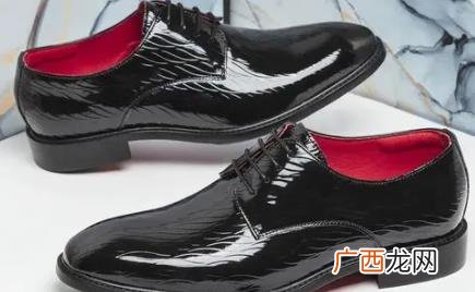 漆皮鞋可以上鞋油保养吗 漆皮鞋可以用鞋油吗