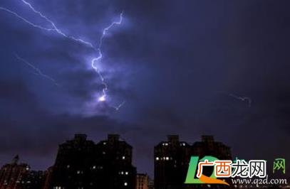 雷雨天在家玩手机安全吗