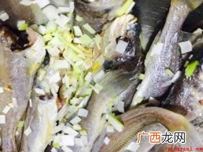 干炸小黄花鱼怎么做酥脆好吃的具体操作步骤 干炸小黄花鱼怎么做酥脆好吃