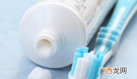 牙膏涂手腕上使劲抓用冷水冲第二天会怎样 牙膏涂手腕会发烧吗