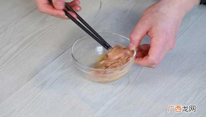 里脊肉怎么做好吃 金针菇炒辣椒肉片的做法