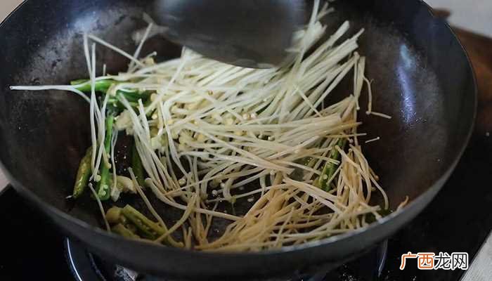 里脊肉怎么做好吃 金针菇炒辣椒肉片的做法