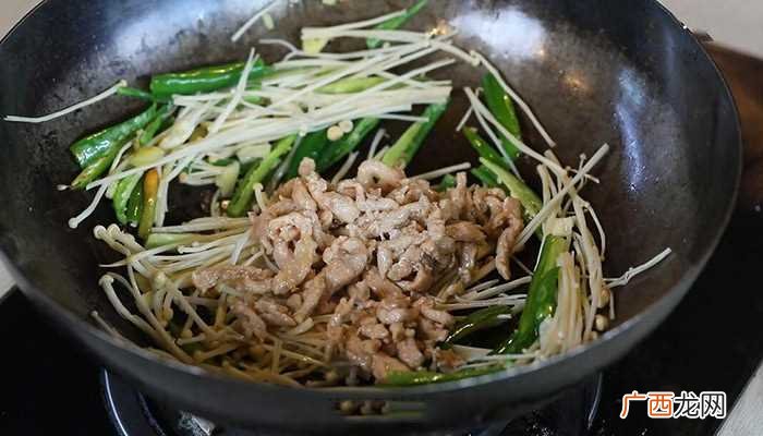 里脊肉怎么做好吃 金针菇炒辣椒肉片的做法