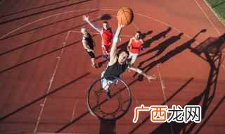 篮球中带球上篮时用的一种过人技巧 篮球过人招式有哪些