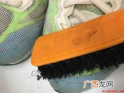 运动鞋网眼污垢洗不掉的具体操作步骤 运动鞋网眼污垢洗不掉