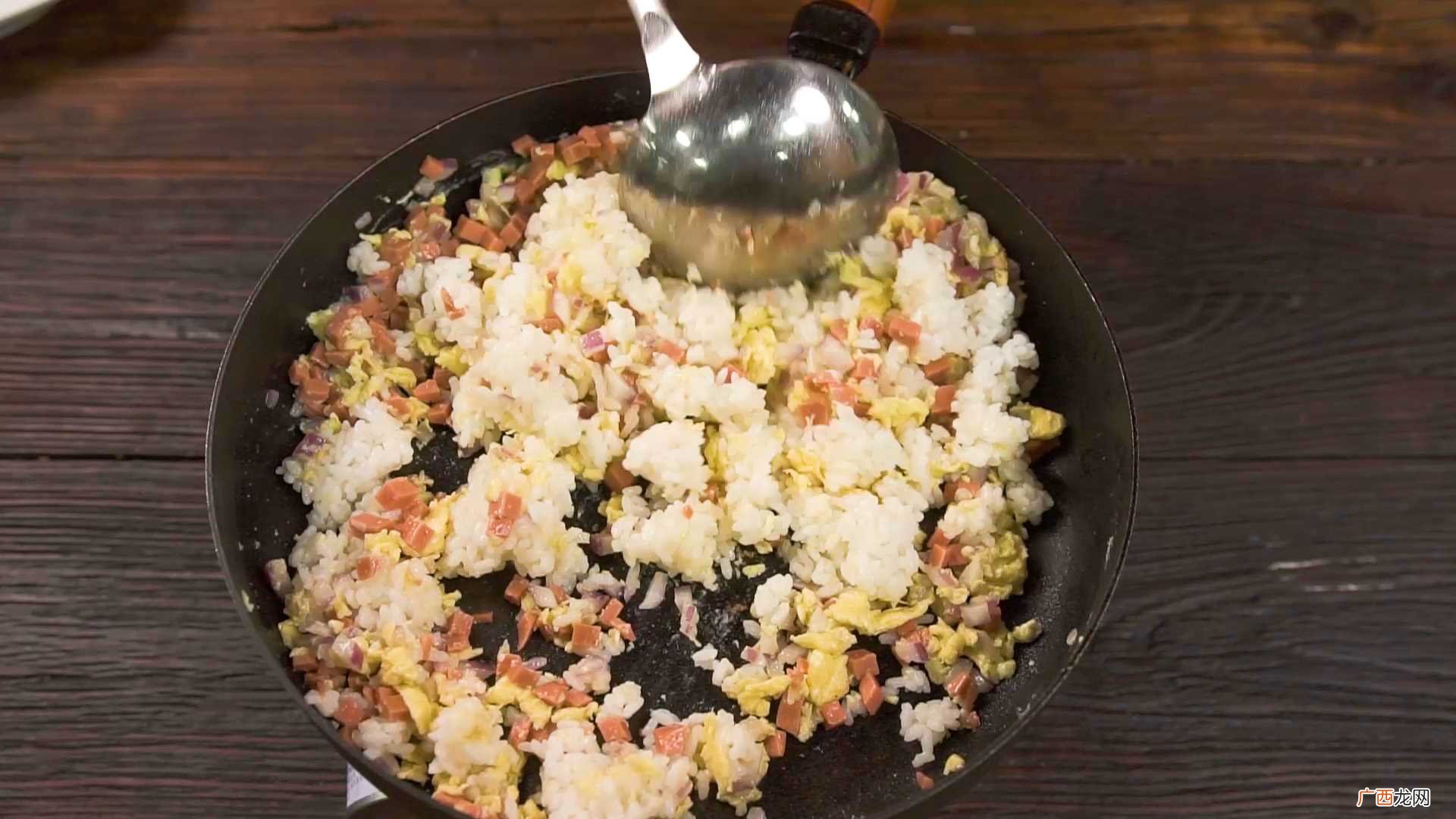 洋葱蛋炒饭怎么做好吃 洋葱蛋炒饭的做法