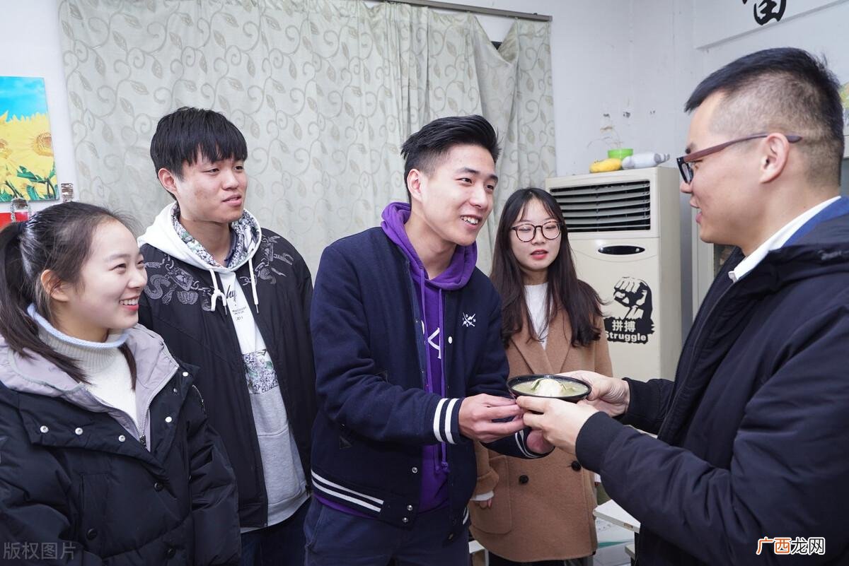 大学辅导员岗位上扮演的角色 辅导员是干什么的工作
