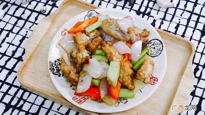 爆炒活鸡怎么做好吃 爆炒活鸡的做法