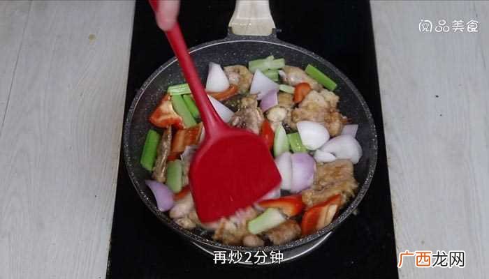 爆炒活鸡怎么做好吃 爆炒活鸡的做法
