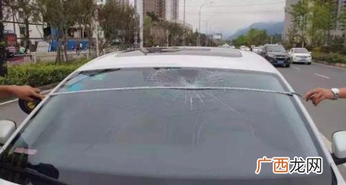 汽车玻璃上的小黑点是什么 玻璃险要单独买吗