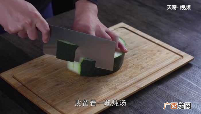 薏米陈皮和莲子提前用温水泡发 鸭子汤