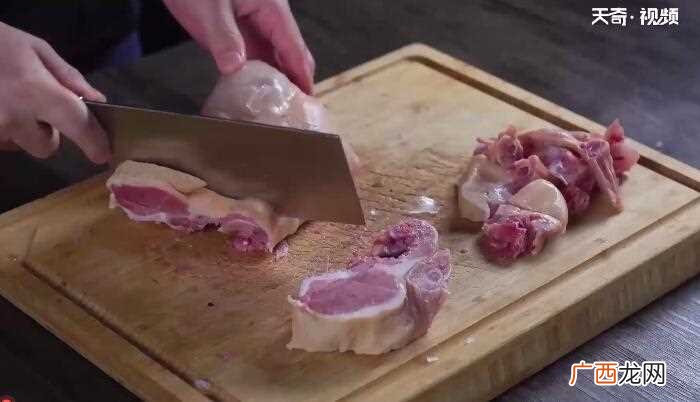 薏米陈皮和莲子提前用温水泡发 鸭子汤