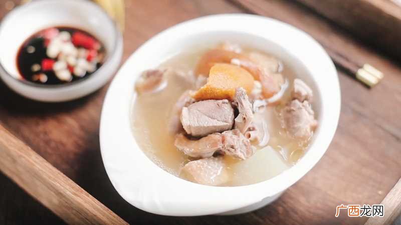 薏米陈皮和莲子提前用温水泡发 鸭子汤
