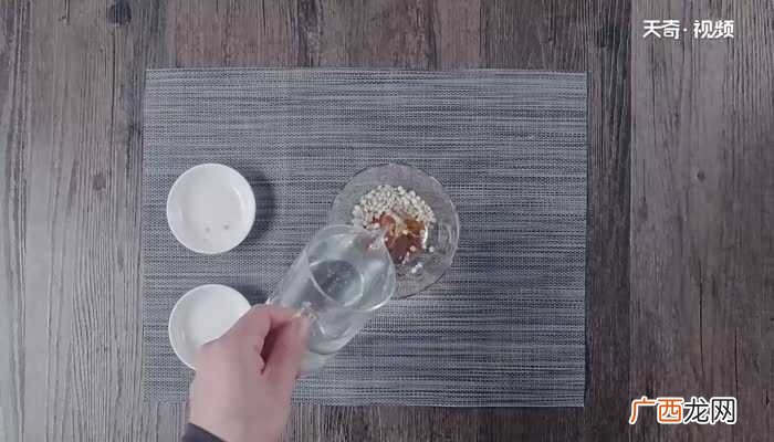 薏米陈皮和莲子提前用温水泡发 鸭子汤
