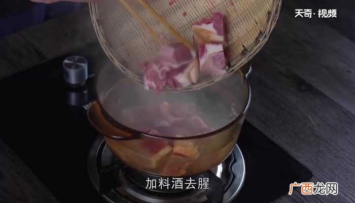 薏米陈皮和莲子提前用温水泡发 鸭子汤