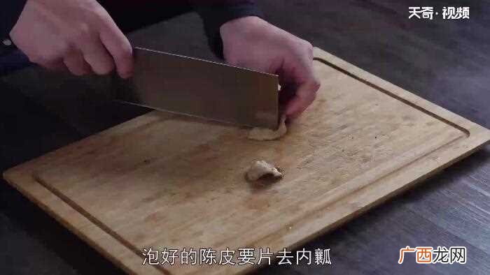 薏米陈皮和莲子提前用温水泡发 鸭子汤