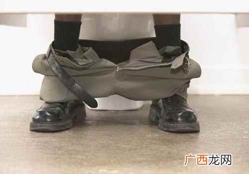 晨起第一泡尿预示着什么 晨尿颜色跟时间关系