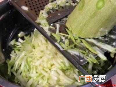 西葫芦饼怎么做又软又好吃的具体操作步骤 西葫芦饼怎么做又软又好吃