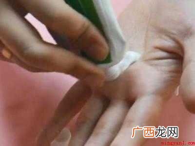 手指被荔枝染黄了怎么清理的具体操作步骤 手指被荔枝染黄了怎么清理
