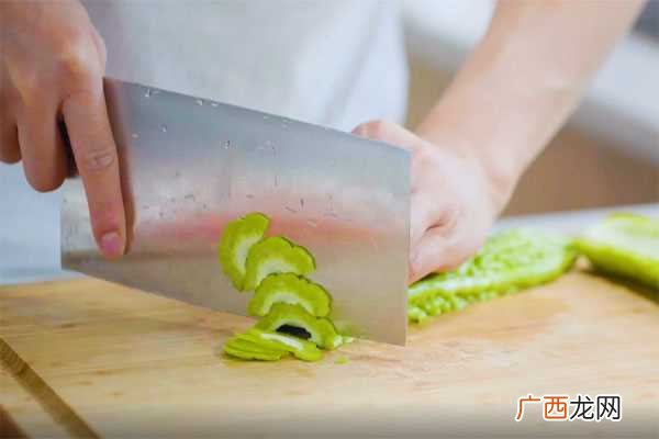 苦瓜炒腊肉怎么做好吃 苦瓜炒腊肉的做法