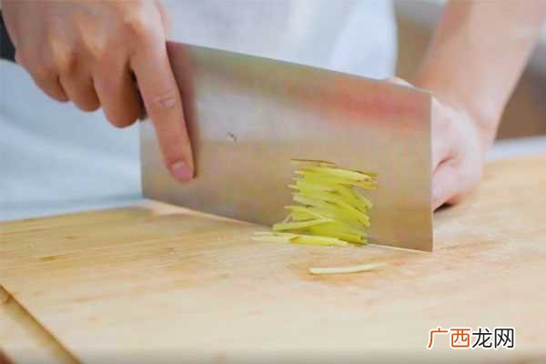 苦瓜炒腊肉怎么做好吃 苦瓜炒腊肉的做法