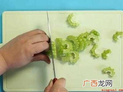 白苦瓜怎么做好吃共有4步 白苦瓜怎么做好吃