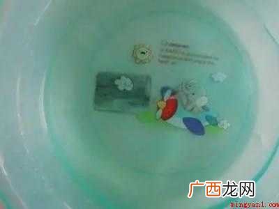 雨伞脏了怎样才能洗干净的具体操作步骤 雨伞脏了怎样才能洗干净
