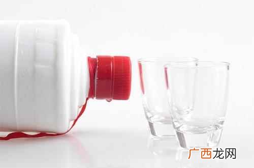 酸奶喝酒前喝一点酸奶对保护胃黏膜有帮助 喝白酒前吃什么不伤胃,喝酒前吃什么保护胃