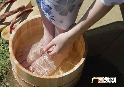 痛风用冷水还是热水泡脚好 夏天泡脚用冷水好还是热水好