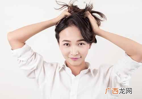 头发爱出油是湿气重吗 头发容易出油是湿气重吗
