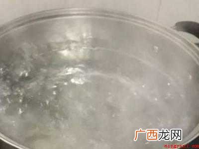 粘蝇纸的胶粘到衣服上怎么洗掉的具体操作步骤 粘蝇纸的胶粘到衣服上怎么洗掉
