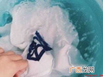 粘蝇纸的胶粘到衣服上怎么洗掉的具体操作步骤 粘蝇纸的胶粘到衣服上怎么洗掉