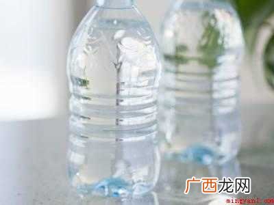 衣服皱皱皱的没有熨斗怎么办 衣服皱皱的没有熨斗怎么办