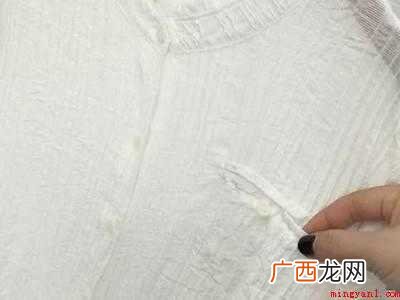 衣服皱皱皱的没有熨斗怎么办 衣服皱皱的没有熨斗怎么办