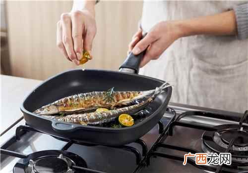 香煎秋刀鱼怎么煎不粘锅 秋刀鱼怎么煎不粘锅,煎秋刀鱼锅糊了怎么办