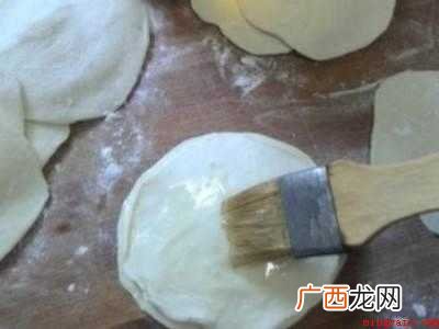 北京烤鸭的饼皮怎么做的具体操作步骤 北京烤鸭的饼皮怎么做