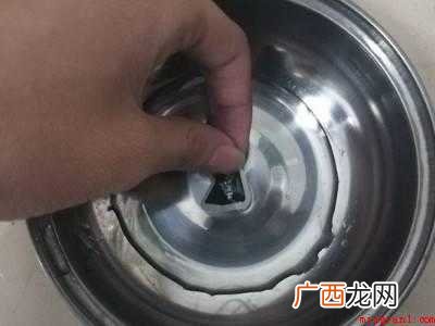 不锈钢上的贴纸胶怎么去除的具体操作步骤 不锈钢上的贴纸胶怎么去除