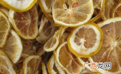 干柠檬片偏白还是黑色的 干柠檬片黑了还能喝吗