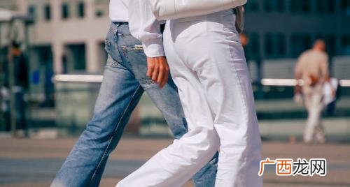 牛仔裤怎么洗不掉色 牛仔裤严重掉色怎么解决