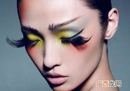 假睫毛的佩戴方法视频 经常戴假睫毛有什么危害吗