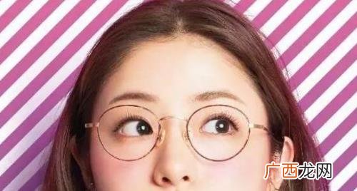 戴眼镜怎么化妆才好看呢 戴眼镜的女生怎么化妆好看