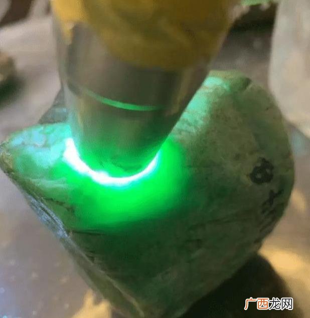 区分翡翠手镯内部是纹还是裂 怎么判断翡翠是内裂还是纹