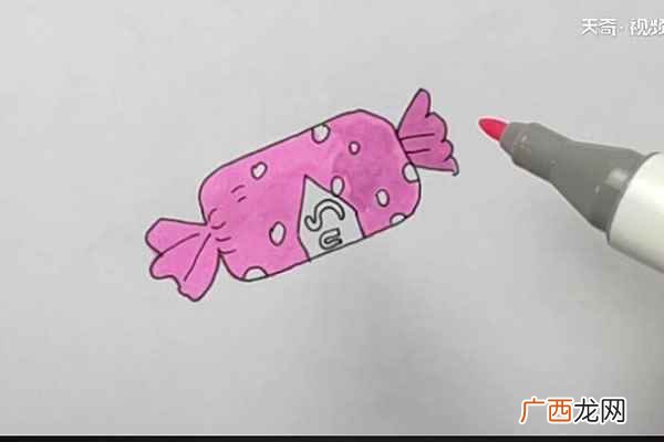 包装纸上画一些斑点装饰 零食简笔画