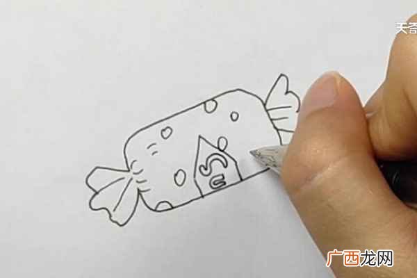 包装纸上画一些斑点装饰 零食简笔画